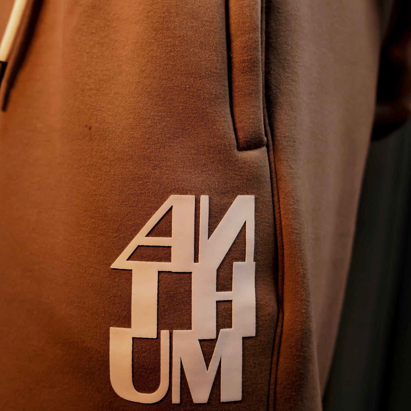 BROWN ESSENTIAL SWEATPANTS