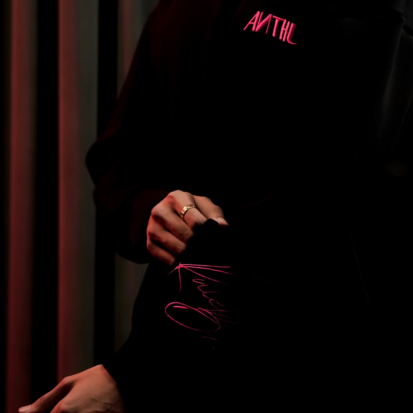 BLACK ESSENTIAL HOODIE