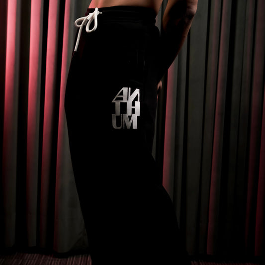 BLACK ESSENTIAL SWEATPANTS
